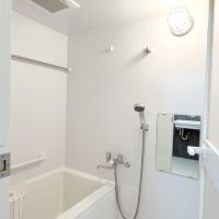 大阪府豊中市寺内の売買物件/お風呂はシンプル。綺麗に使われています。