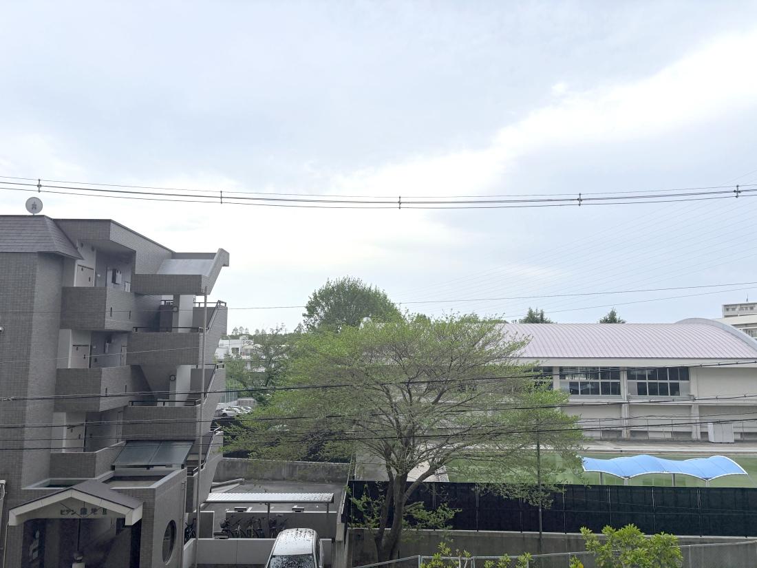 大阪府豊中市寺内の売買物件/２階ですが、目の前が学校なので眺望は比較的抜けています。