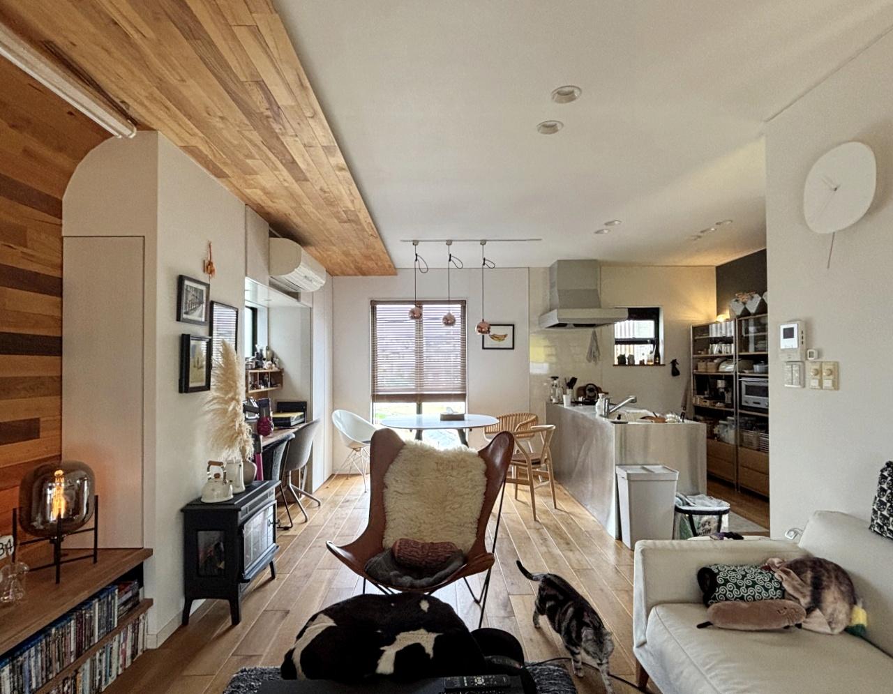 豊中市東泉丘1丁目の売買物件/ホワイトオークの無垢材、壁面から天井にかけての曲線美に守られたリビングです。