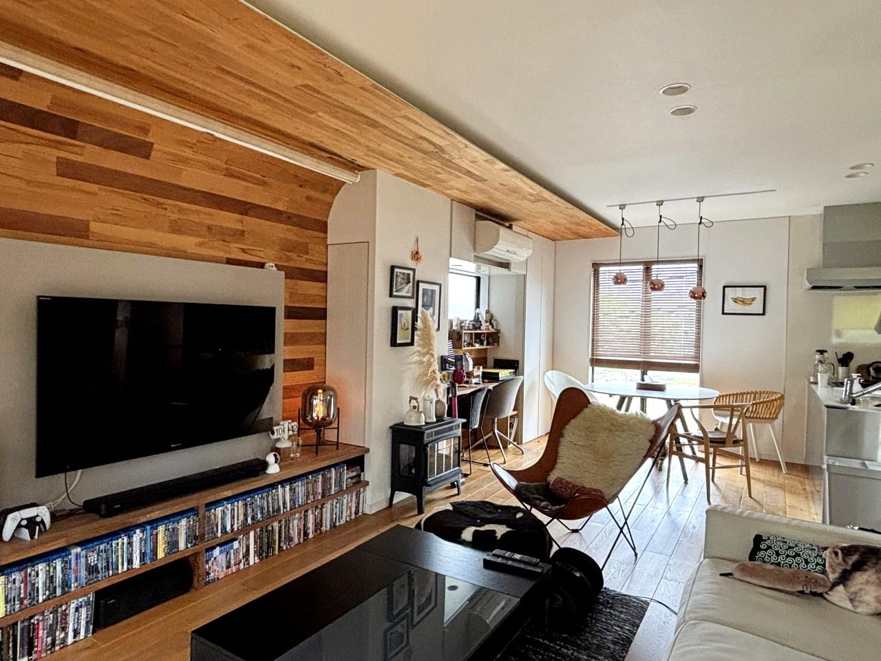 豊中市東泉丘1丁目の売買物件/壁から天井にかけて無垢材をモザイクのように貼り木質感たっぷりです。