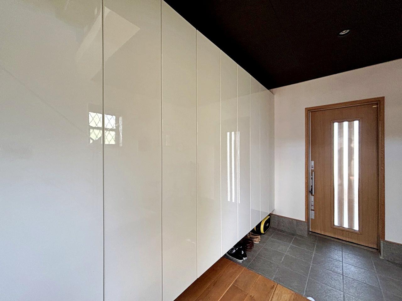 豊中市東泉丘1丁目の売買物件/玄関部分。充分な収納力があります。