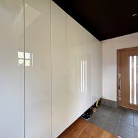 豊中市東泉丘1丁目の売買物件/玄関部分。充分な収納力があります。