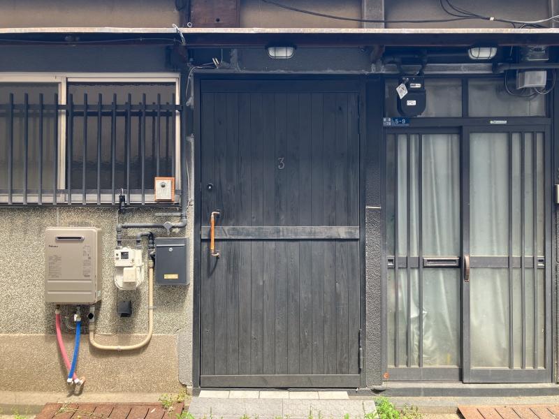 大阪市西淀川区姫里1の賃貸物件/体に余る大きな扉。
