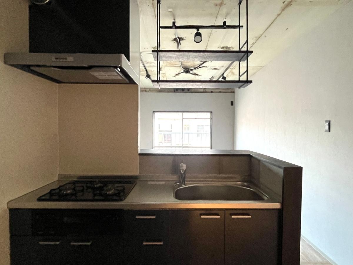 大阪府大阪市東淀川区下新庄６丁目の賃貸物件/キッチンは明るく、リビングの様子が見えるのが嬉しい。