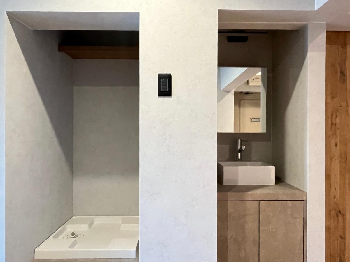 大阪府大阪市東淀川区下新庄６丁目の賃貸物件/洗濯機置き場と、洗面台。