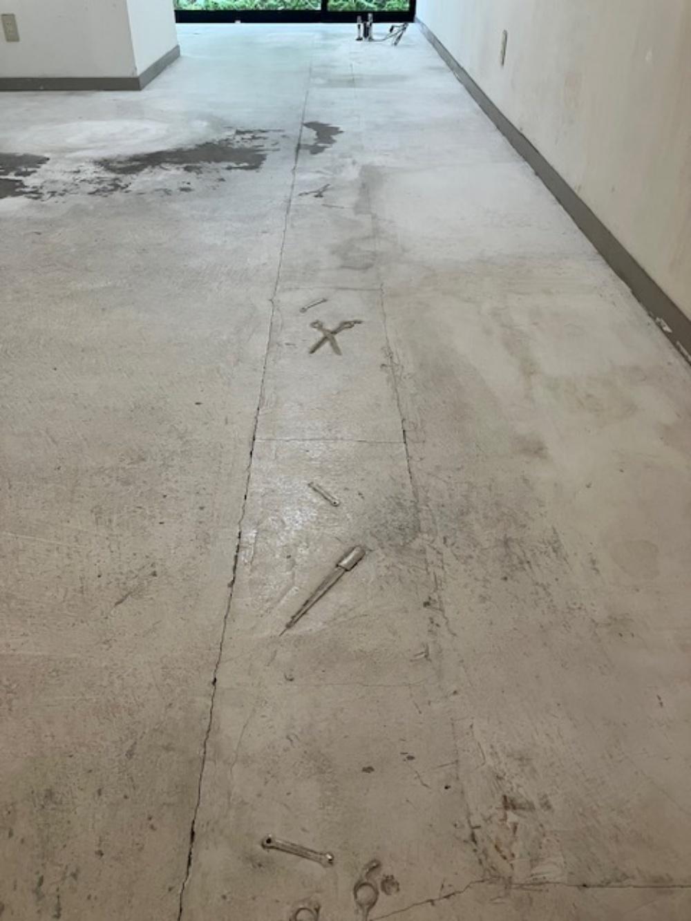 大阪市北区西天満４丁目の賃貸物件/前入居者の名残で、ハサミが埋まっていました。