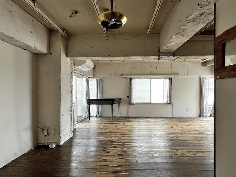 大阪府豊中市上新田４丁目の売買物件/解体した天井に、古材の床。ラフで力強い室内。