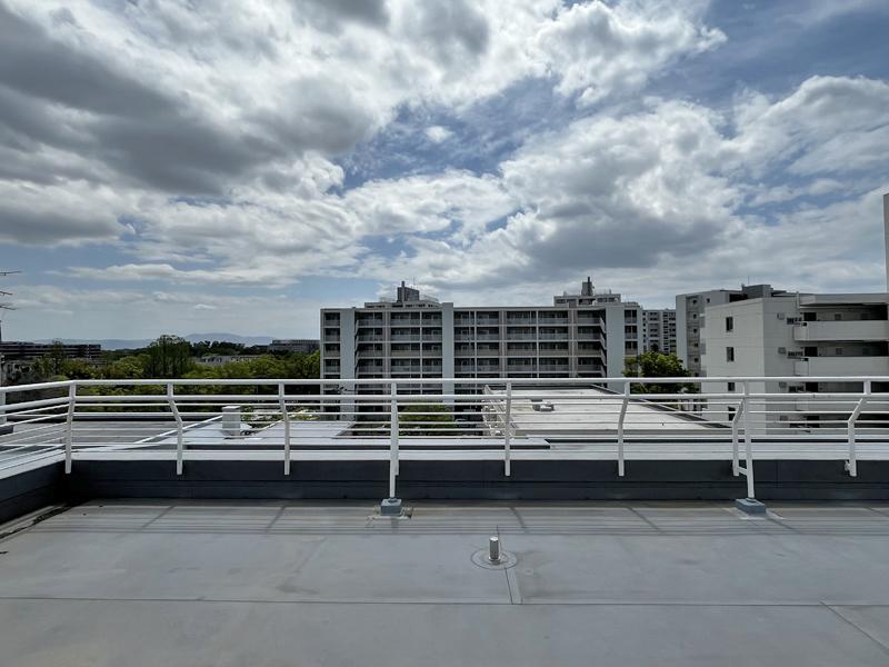 大阪府豊中市上新田４丁目の売買物件/部屋の直上には共用屋上。北摂の環境の良さが窺えます。