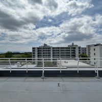大阪府豊中市上新田４丁目の売買物件/部屋の直上には共用屋上。北摂の環境の良さが窺えます。
