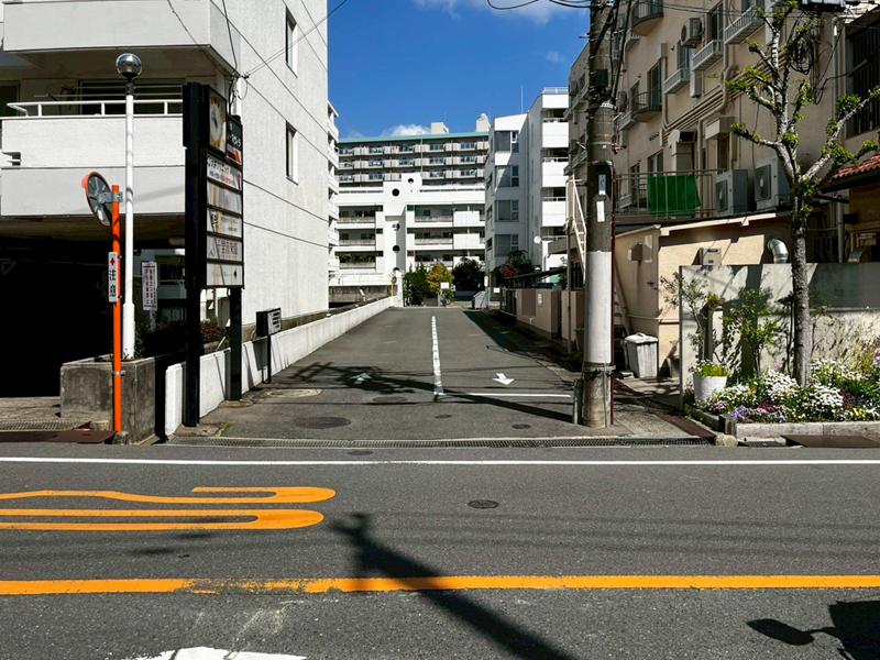 大阪府豊中市上新田４丁目の売買物件/建物へのアプローチ。遠藤剛生設計のマンションが3棟集まっている。