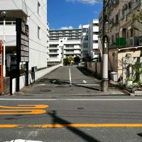 大阪府豊中市上新田４丁目の売買物件/建物へのアプローチ。遠藤剛生設計のマンションが3棟集まっている。