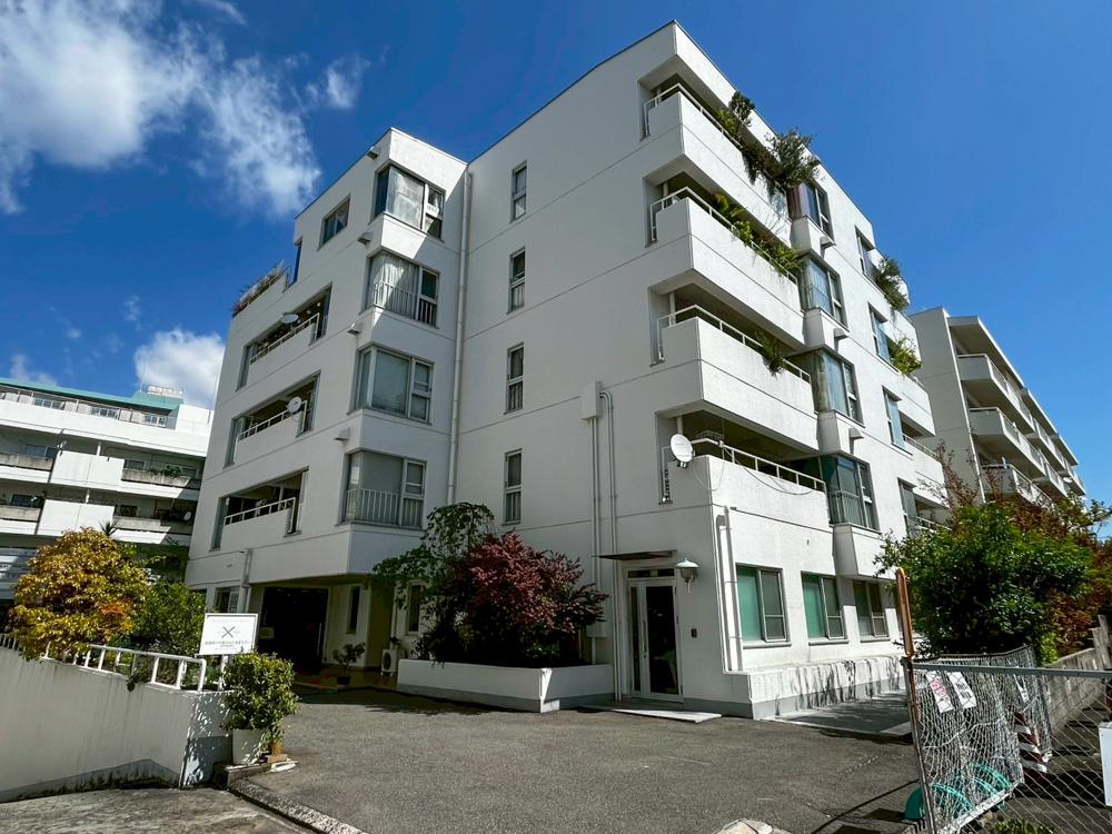 大阪府豊中市上新田４丁目の売買物件/遠藤剛生建築設計事務所の設計によるヴィンテージマンション。正方形に近い、合理的な形状。