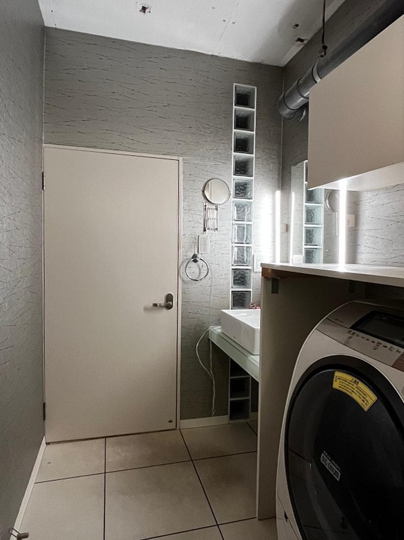 大阪府豊中市上新田４丁目の売買物件/ガラスブロックが印象的な洗面・脱衣スペース