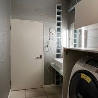 大阪府豊中市上新田４丁目の売買物件/ガラスブロックが印象的な洗面・脱衣スペース