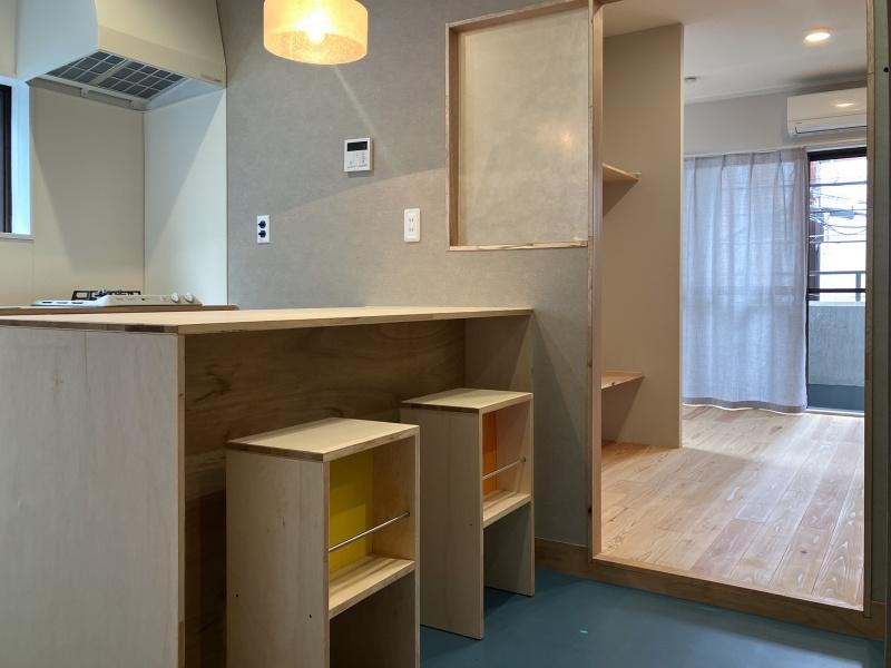 大阪府大阪市北区池田町の賃貸物件/造作のダイニングテーブル、その先に洋室。