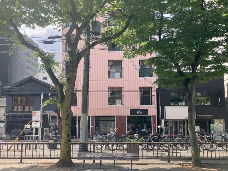 大阪市北区豊崎３丁目の賃貸物件/木々の隙間から和菓子ピンク。