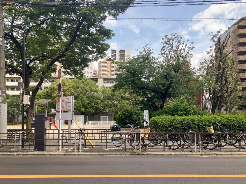 大阪市北区豊崎３丁目の賃貸物件/道路向かいに公園が広がります。