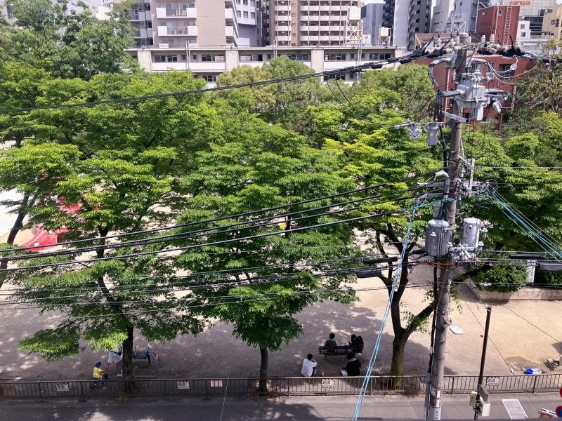 大阪市北区豊崎３丁目の賃貸物件/公園を見下ろすと、お昼休憩の方がちらほら。