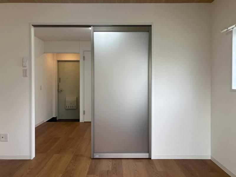 大阪市北区豊崎３丁目の賃貸物件/間仕切り建具は曇り仕様。