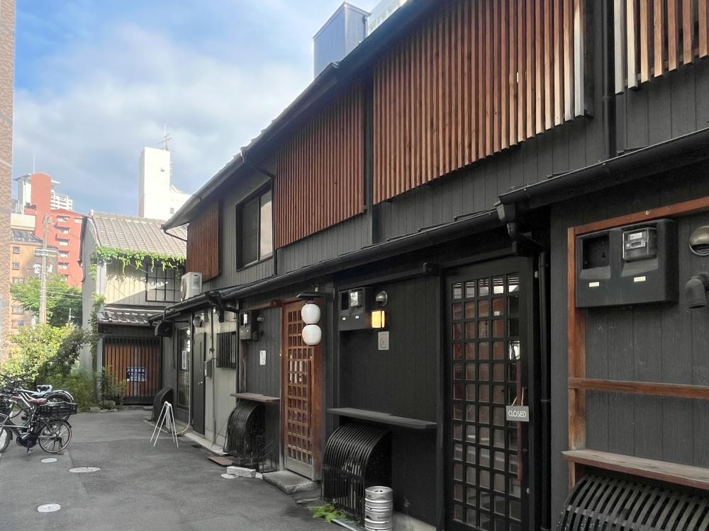 大阪府大阪市北区西天満３丁目の賃貸物件/物件の向かいには長屋郡。担々麺屋、おばんざい屋、ネイルサロンなどが並びます。