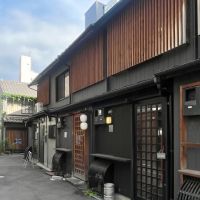 大阪府大阪市北区西天満３丁目の賃貸物件/物件の向かいには長屋郡。担々麺屋、おばんざい屋、ネイルサロンなどが並びます。