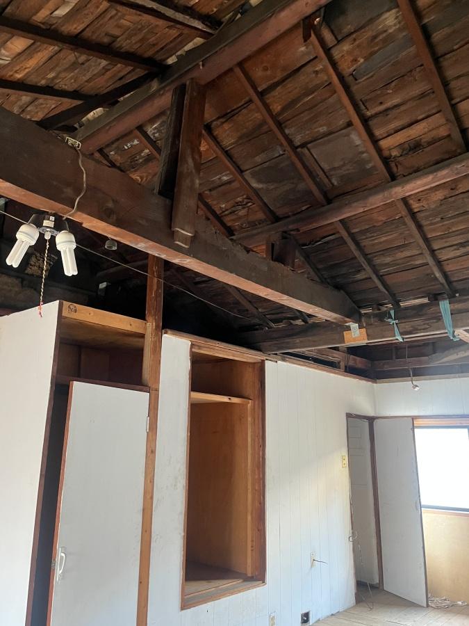 大阪市北区中津3丁目の賃貸物件/小屋組み現しのハードな天井。