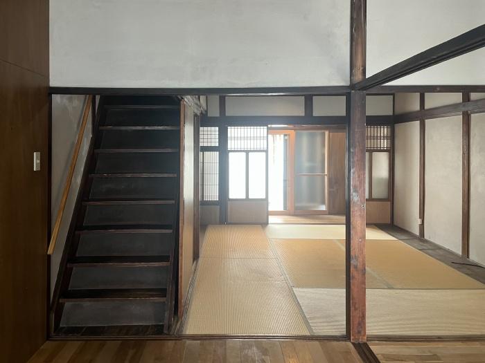 大阪市生野区小路東2丁目の賃貸物件/丁寧に受け継がれてきた住まいだからこそ、柱や階段も当時の姿を残しています。