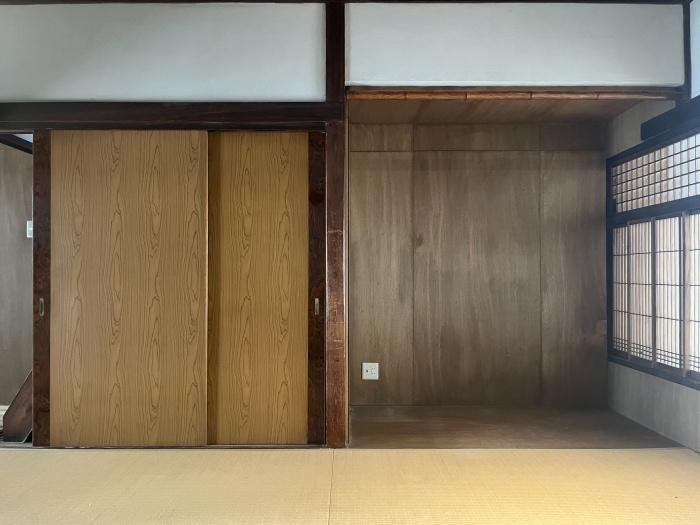 大阪市生野区小路東2丁目の賃貸物件/一階の昔ながらの大きな押入れ。