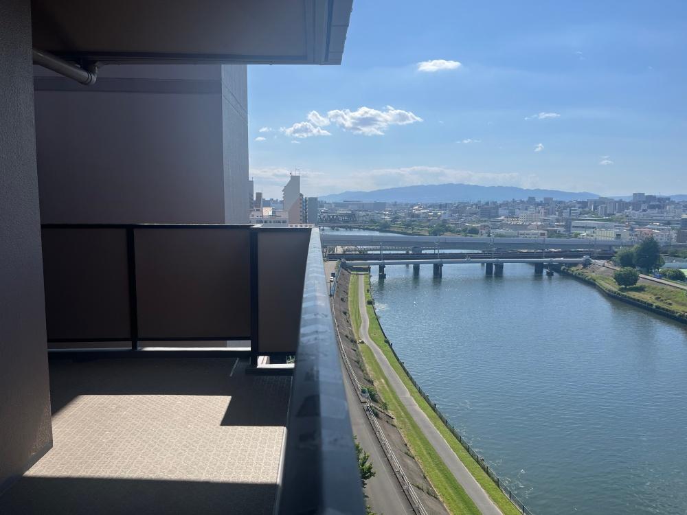 大阪府吹田市西御旅町の売買物件/ここで読書してたら川沿いを走りたくなりますね
