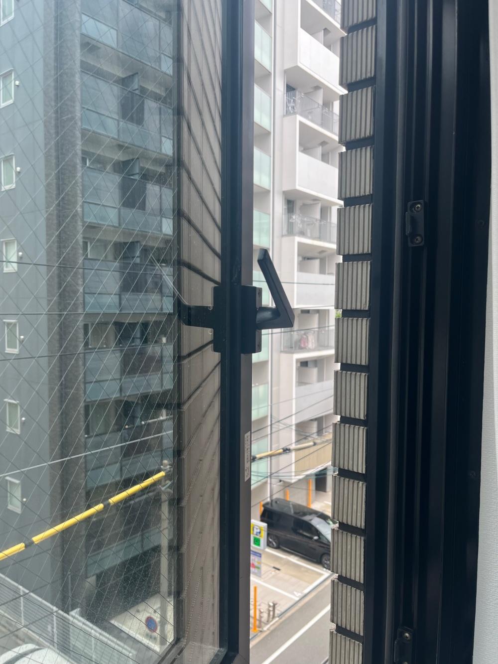 大阪市西区京町堀 の売買物件/都心居住の代償として、窓は少ししか開きません。
