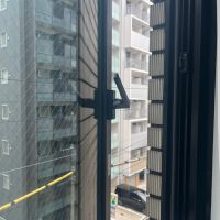 大阪市西区京町堀 の売買物件/都心居住の代償として、窓は少ししか開きません。