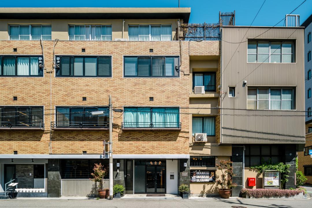 大阪市天王寺区石ヶ辻町の賃貸物件/外観。タイルの外壁とスチールの面格子が男前。