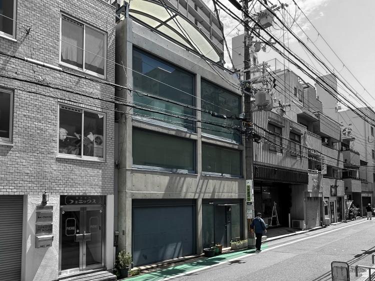 大阪市北区菅栄町の売買物件/周囲の建築と背丈が似ていて、街に馴染んでいます。