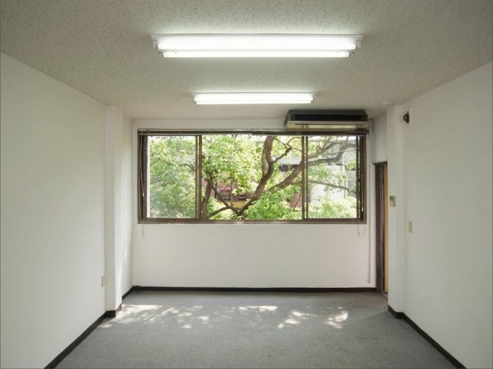 大阪市中央区淡路町1丁目の賃貸物件/窓からは緑。意外にも高速の騒音は気になりません＊前回募集時(2階)の写真です。