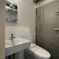 大阪市中央区淡路町１丁目の売買物件/温水洗浄便座とシンプルな洗面台。