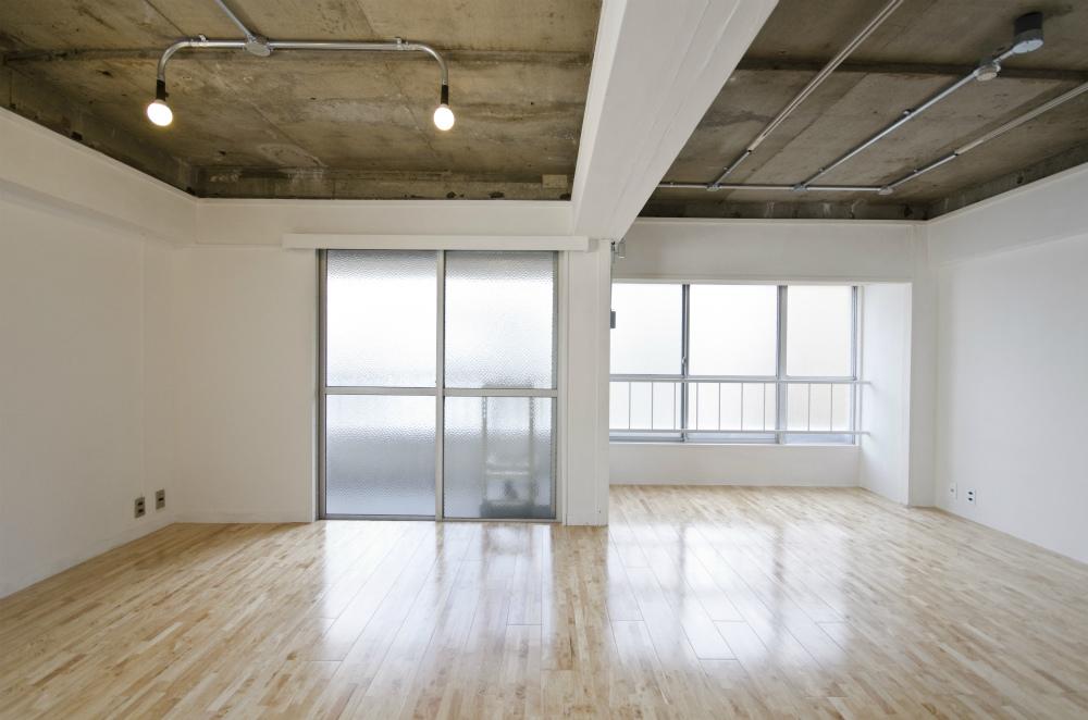 大阪市淀川区西中島5丁目の賃貸物件/無垢フローリングとコンクリートのコントラストが絶妙