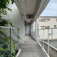 大阪市東住吉区山坂1丁目の賃貸物件/共用部の廊下。ゆったりとした贅沢なつくりです。