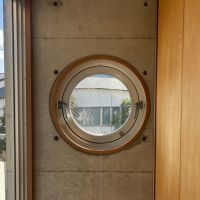 大阪市東住吉区山坂1丁目の賃貸物件/無骨なコンクリートに可愛い円形窓。ギャップ萌えします。