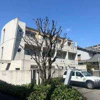大阪市東住吉区山坂1丁目の賃貸物件/愛嬌ある外観に豊かな緑。