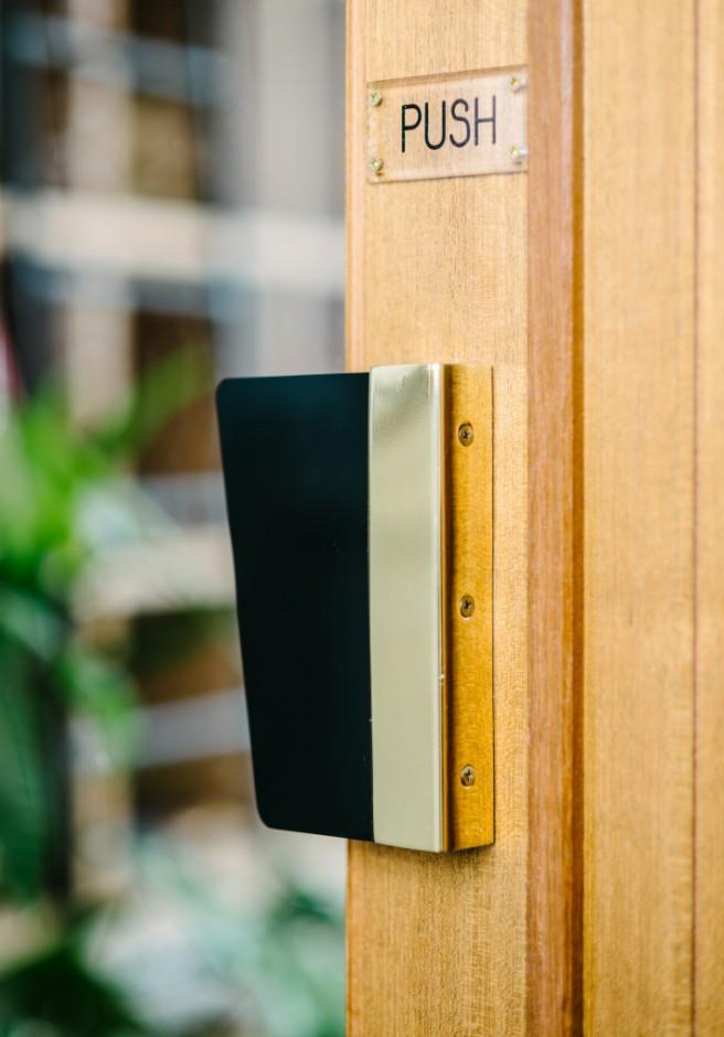 大阪市浪速区桜川3丁目の賃貸物件/専有部扉の取手もオリジナルのものを磨いて再利用されたもの