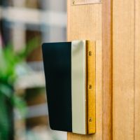 大阪市浪速区桜川3丁目の賃貸物件/専有部扉の取手もオリジナルのものを磨いて再利用されたもの