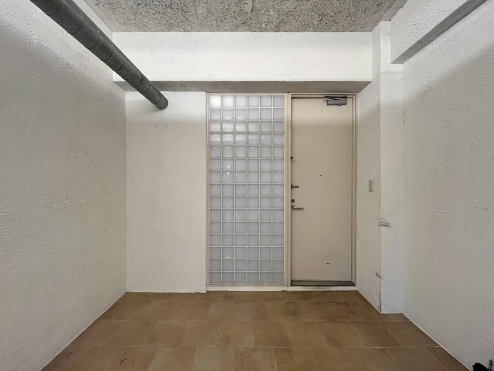 大阪市西区南堀江１丁目の賃貸物件/ホールスペース。ガラスブロックがいい味出してます。