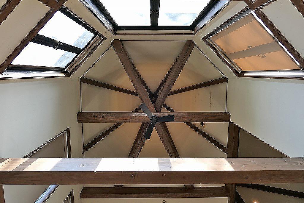 東大阪市客坊町の売買物件/とんがり帽子の中の吹抜け。