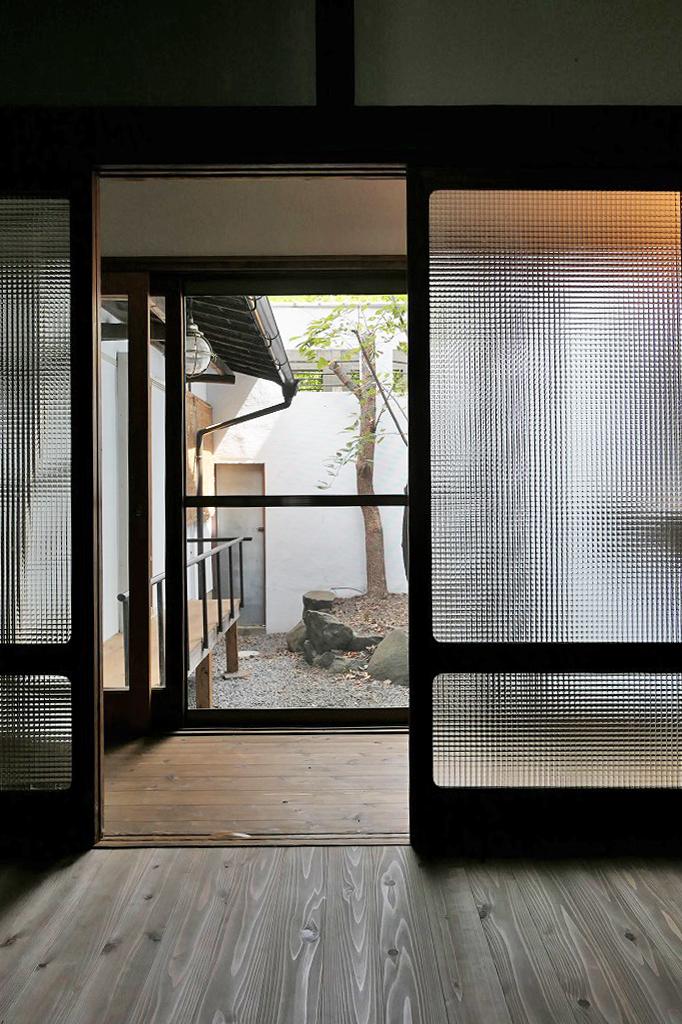 大阪市住之江区西住之江の賃貸物件/杉の無垢フローリングと縁側、そしてモザイクガラスの建具。