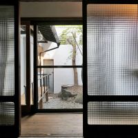 大阪市住之江区西住之江の賃貸物件/杉の無垢フローリングと縁側、そしてモザイクガラスの建具。