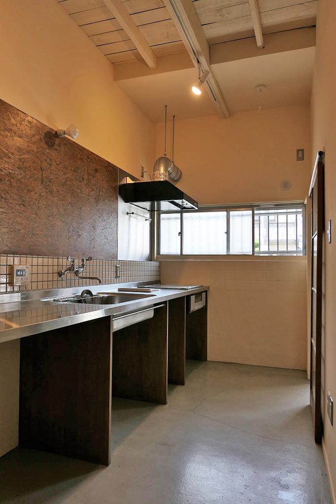 大阪市住之江区西住之江の賃貸物件/完全造作のキッチン。天井も高くゆったりしていて気持ちよく料理できそう