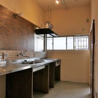 大阪市住之江区西住之江の賃貸物件/完全造作のキッチン。天井も高くゆったりしていて気持ちよく料理できそう