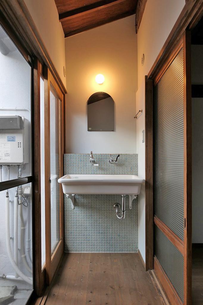 大阪市住之江区西住之江の賃貸物件/縁側にある洗面コーナー。庭を眺めながら身支度を