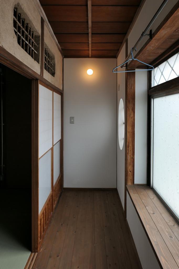 大阪市住之江区西住之江の賃貸物件/二階の縁側。バルコニーがないので洗濯物はこちらに