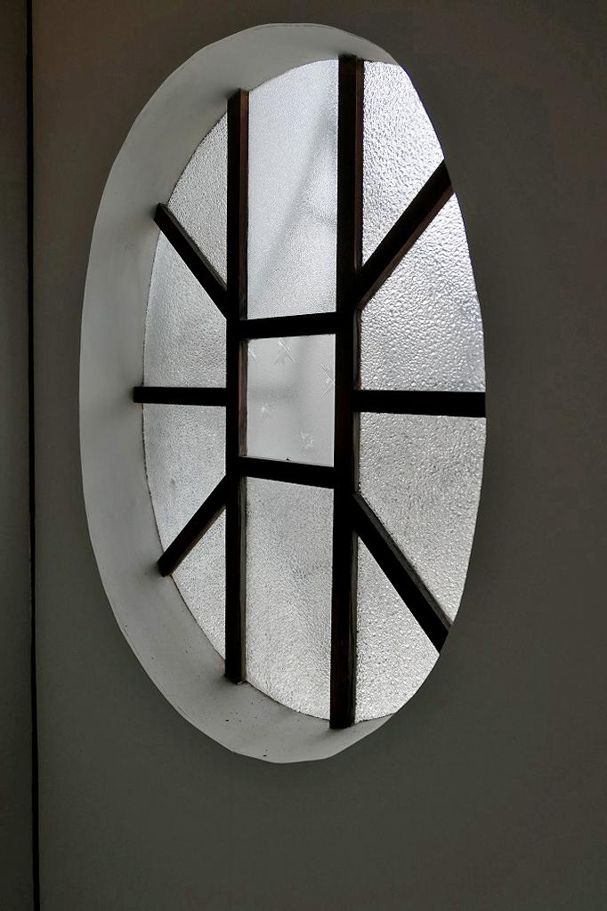 大阪市住之江区西住之江の賃貸物件/この建物の顔とも言える楕円形の小窓。